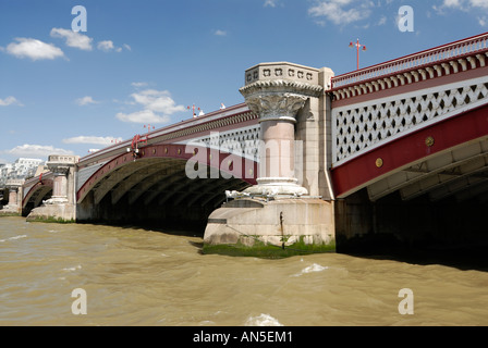 Blackfriars Road Bridge über die Themse London England Stockfoto