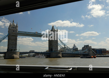 Tower Bridge London durch das Fenster eines Flusses Kreuzers vom Fluss nach Osten gesehen Stockfoto
