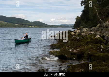 Diane Alger paddeln ein Mad River Canoe Explorer 16 auf Ullswater Seenplatte Cumbria England Stockfoto