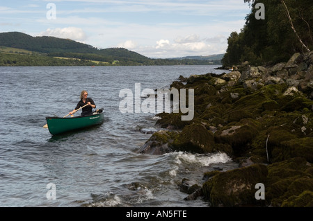 Diane Alger paddeln ein Mad River Canoe Explorer 16 auf Ullswater Seenplatte Cumbria England Stockfoto