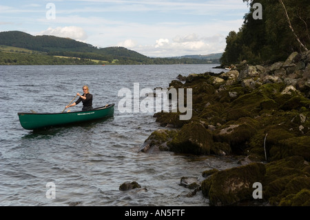 Diane Alger paddeln ein Mad River Canoe Explorer 16 auf Ullswater Seenplatte Cumbria England Stockfoto
