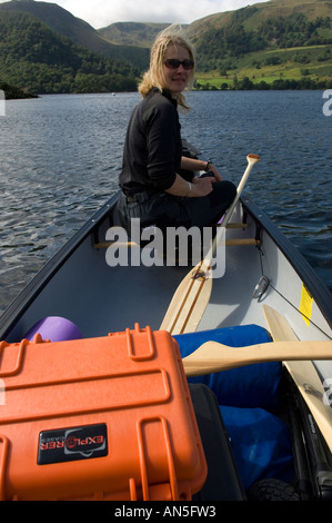 Diane Alger in einem Mad River Canoe Explorer 16 auf Ullswater Seenplatte Cumbria England Stockfoto
