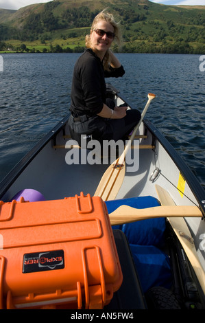 Diane Alger in einem Mad River Canoe Explorer 16 auf Ullswater Seenplatte Cumbria England Stockfoto
