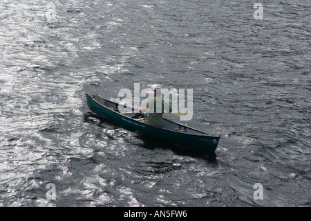 Ein Kanufahrer paddeln ein Mad River Canoe Explorer 16 auf Ullswater Seenplatte Cumbria England Stockfoto
