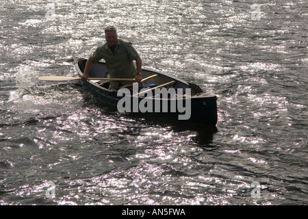 Ein Kanufahrer paddeln ein Mad River Canoe Explorer 16 auf Ullswater Seenplatte Cumbria England Stockfoto