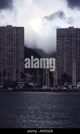 Ala Wai Yacht Harbor, Waikiki, mit einem Sturm über den Hügel zu bauen Stockfoto