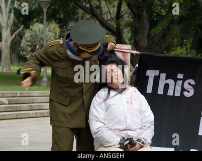 Nachstellung der Folter. Falun Gong Protest zur Sensibilisierung der Verfolgung gegen sie von der chinesischen Regierung Stockfoto