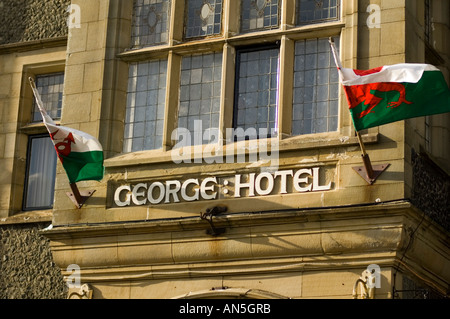 George Hotel Criccieth Gwynedd Nordwales mit roter Drache walisische Flagge Banner fliegen Stockfoto