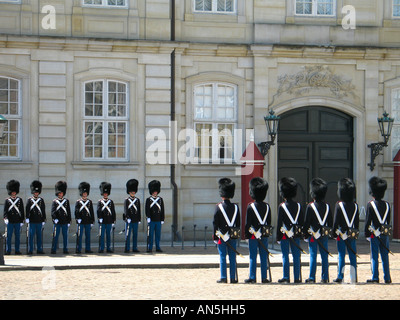 Ändern die königliche Garde vor Amalienborg Palast, Kopenhagen, Dänemark, Skandinavien Stockfoto