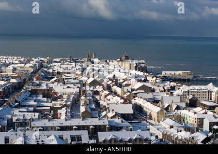 Gesamtansicht der Stadt von Aberystwyth unter einer Decke von Schnee, Februar 2006, Wales UK Stockfoto