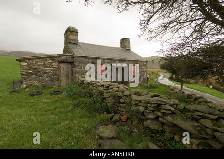 Ein alte verlassene Landhaus aus Stein von einem Track, bestiegen, Gwynedd, Snowdonia-Nationalpark, North Wales, UK, bedeckt grauen regnerischen Tag Stockfoto