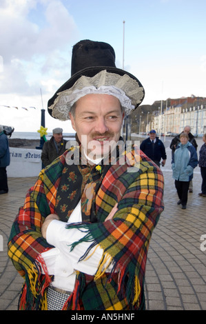 Aberystwyth promenade St. Davids Tag - ein Mann gekleidet traditionellen walisischen Kostüm für eine Wohltätigkeitsorganisation Volkslauf; Wales, UK Stockfoto