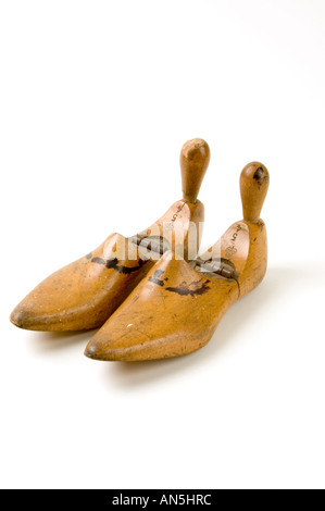 Paar von Holzschuh dauert auf weißem Hintergrund im Fotostudio Stockfoto
