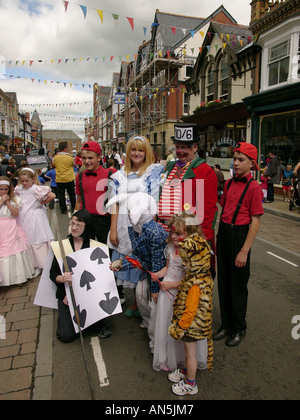 Alice im Wunderland Charaktere warten auf die Beurteilung am Ende der Parade in Llandrindod Wells viktorianischen Festival Powys Wales UK Stockfoto