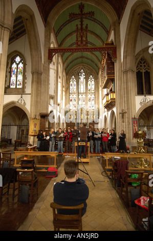 Serendipity gemischten Chor probt und Aufnahme ihrer Musik im kirchlichen Splott Cardiff Wales UK Stockfoto