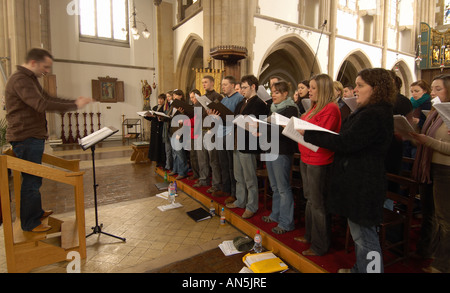 Serendipity gemischten Chor probt und Aufnahme in kirchlichen Splott Cardiff Wales UK Stockfoto