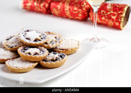 Teller mit Mince Pies mit Christmas Cracker und Glas Sherry im Hintergrund Stockfoto