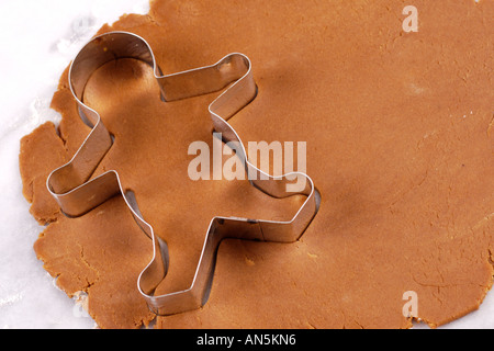 Lebkuchen Mann Fräser in Teig auf Marmorplatte Stockfoto