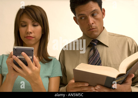 Porträt einer Frau mit ihrem PalmPilot, während ein Mann über die Schulter guckt Stockfoto