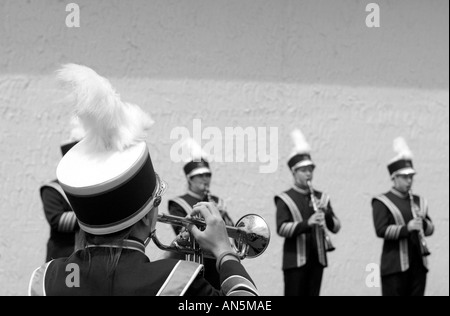 Marching Band in der Halbzeit bei einem Highschool-Football-Spiel spielen Stockfoto