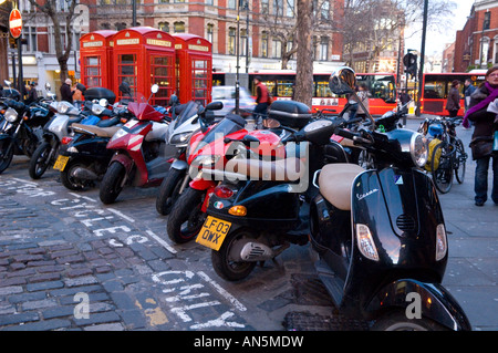 Motorräder und Roller in The West-End-Bereich von London Großbritannien geparkt Stockfoto