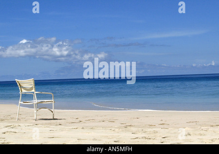 Ein Strandkorb wartet ein Gönner am ruhigen Strand der karibischen Insel St. Croix, Amerikanische Jungferninseln Stockfoto