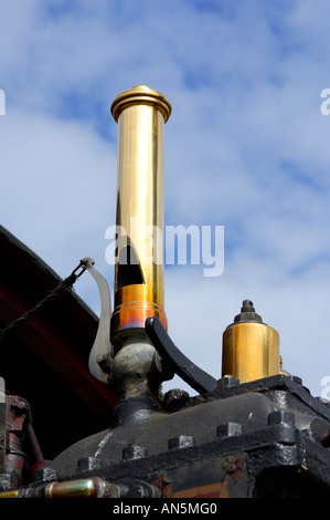 Hochglanzpolierte Dampfpfeife auf Vintage Dampftraktor mit blauen Wolkenhimmel Stockfoto