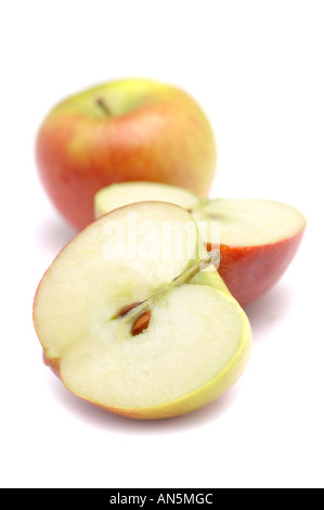 Britische Braeburn Äpfel halbiert auf weißem Hintergrund Stockfoto