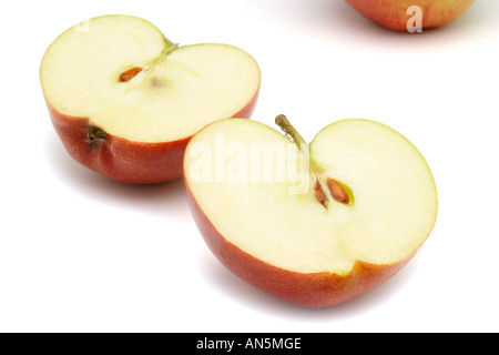 Britische Braeburn Apfel halbiert auf weißem Hintergrund Stockfoto