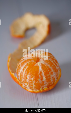 Clementine Orange auf blau Holztisch geschält Stockfoto