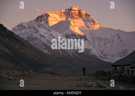 Tibetischen schaut auf Mount Everest Nordwand bei Sonnenuntergang in Tibet Stockfoto