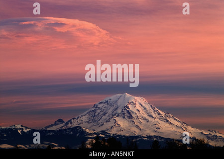 Mt Rainier und linsenförmige Wolke Stockfoto