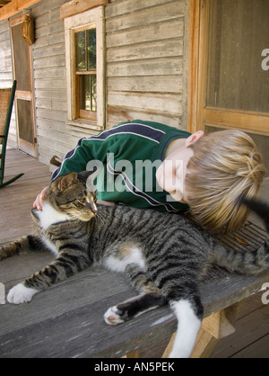 Junge mit Katze auf Veranda Marjorie Kinnan Rawlings Historic State Park Cross Creek Florida Geschichte öffentlichen Flächen Cracker Haus Stockfoto