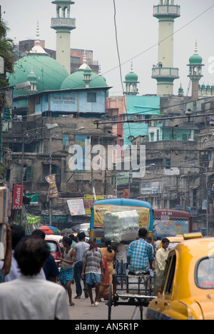 Chitpur Straßenszene mit Nakhoda Moschee, Kolkata, Indien Stockfoto