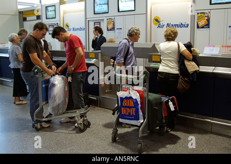 Check-in Schalter am Gatwick Airport London England UK Stockfoto