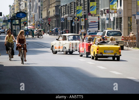 Touristen im Trabant Auto Tour durch Berlin, Deutschland Stockfoto