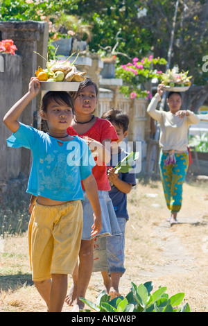 Balinesische Mädchen tragen Angebot auf Kopf Amed Bali Indonesien Stockfoto