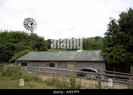 Wind-Pumpe und Scheune auf einem Bauernhof in Wiltshire England Stockfoto