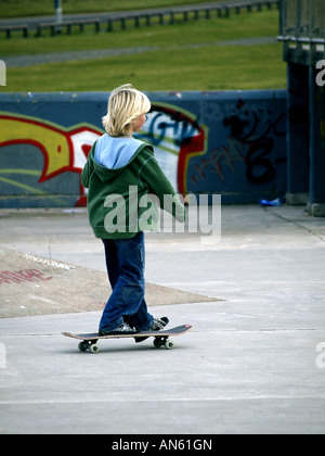 Blonde behaarte junge auf einem Skateboard Skate-Park. Stockfoto