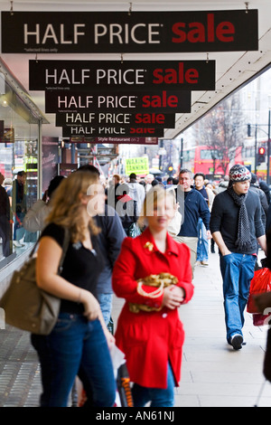 Halben Preis Verkauf Zeichen hängen von Shop Markise auf der Oxford street Stockfoto