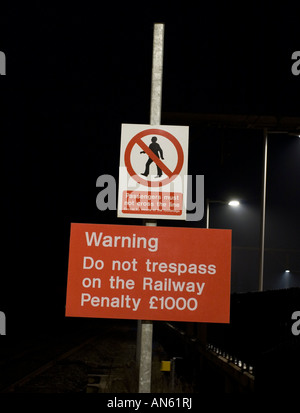 Nicht Hausfriedensbruch auf Eisenbahn-Zeichen Stockfoto