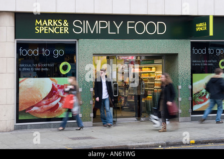 Mark & Spencer Simply Food Supermarkt Tottenham Court Road London Stockfoto