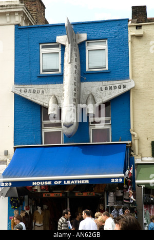 Welt der Leder-Shop mit Flugzeug auf Fassade Camden High Street Camden Town North London NW1 England Großbritannien UK Europa EU Stockfoto