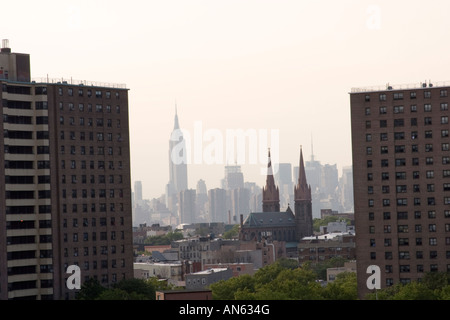 New York Skyline von Brooklyn öffentlichen sozialen Wohnungsbau Dächern, das Empire State Building gesehen werden kann. Stockfoto