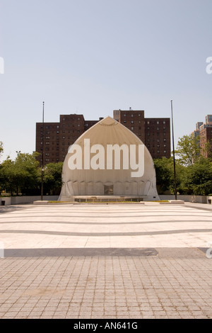 Bandshell- und Outdoor-Performance-Bereich in der Nähe des Lincoln Center, New York City, mit öffentlichen Wohngebäuden im Hintergrund. Stockfoto
