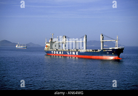 Eine großes Frachtschiff bereitet eine Tageslicht-Passage durch den Panama-Kanal zu machen Stockfoto