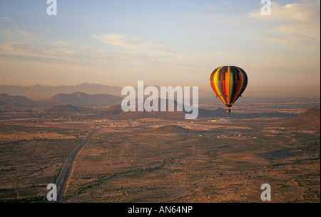 Ein Heißluft-Ballon schwebt über die Sonora-Wüste am Stadtrand von Phoenix an einem schönen frühen Morgen Stockfoto