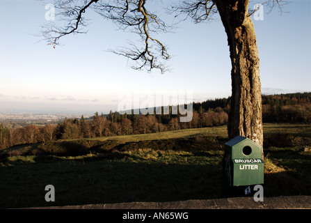 Abfallbehälter an Unterseite des Baums, Berge von Dublin, Irland. Dublin Stadt in der Ferne. Stockfoto