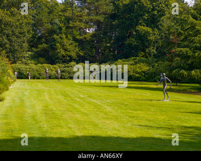 Yorkshire Sculpture PArk Skulptur von Elisabeth Frink Running man Stockfoto