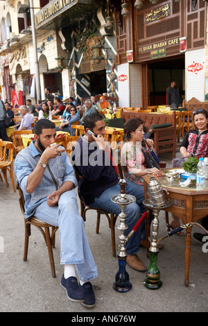 Menschen im Straßencafé mit Shisha Kairo Ägypten Stockfoto